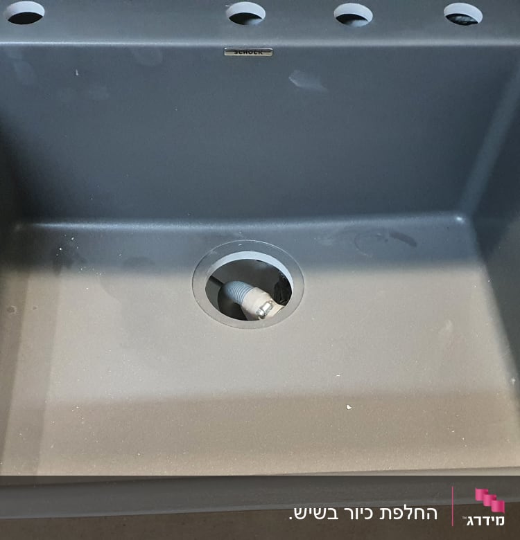 כיור אפור עם חורים לברזים ומשטח שיש